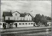 Järnvägsstationen i Bastuträsk. Motorvagn tillhörande Statens Järnvägar, SJ Yo1s 572.