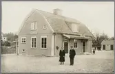 Stationsföreståndare Erik Gustafsson med fru utanför stationshuset i Bergby.