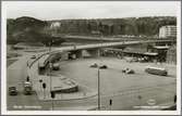 Vy över Centralbron och spårområdet tillhörande Borås centralstation. En del av stationshuset skymtar till vänster om godsmagasinet.