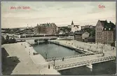 Gavleån i Gävle med Dalapalatset bakom järnvägsbron.