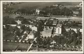 Flygfoto över torget och järnvägsstationen i Hallsberg.