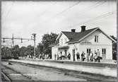 Tåg anländer på Jakobsberg station.