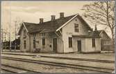 Järpås station sedd från spårsidan.