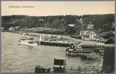 Sandviken hamn i Kolmården med anländande båt och stationsområde i bakgrunden.