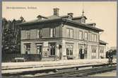 Kolbäck station sedd från spårsidan.