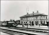 Köping station. Stockholm - Västerås - Bergslagens Järnväg, SWB H3 58 med personvagn.