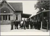 Personal poserar på Lunds Västra station. Bjärred - Lund - Harlösa Järnväg, BLHJ motorvagn 6 med tåg.