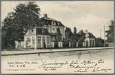 Före detta Kapten Ahlboms Villa, senare rådhus, belägen intill järnvägsspår som går från stationen till hamnen i Motala.