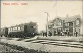 Järnvägsstationen i Näsum år 1908 med en ångvagn i förgrunden.