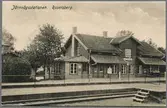 Rosersberg station sedd från spår.
