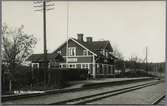 Rö järnvägsstation sedd från spårsidan.