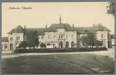 Centralstationshuset från gatusidan med spårvagnstrafik i Uppsala.