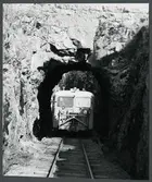 Motortralla, MTR 53p 381 vid Storsjö på linjen mellan Åtvidaberg och Västervik. Tunneln under rivning för breddning av banan till normalspår.