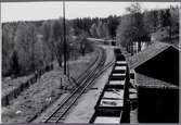 Gruståg på bangården vid Almvik station.