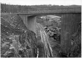 Nya vägbron vid Överums Såg färdig över normalspåret 1964.