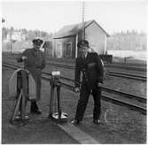 Signalreparatören W. Häggström och Stationsmästaren i Storsjö.
