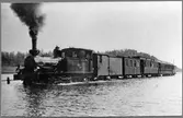Översvämning i Uknadalen på linjen mellan Storsjö och Nelhammar. Västervik - Åtvidaberg - Bersbo Järnväg, VÅBJ lok 20.