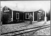 Stationsmästare Svensson vid järnvägsstation i Totebo.