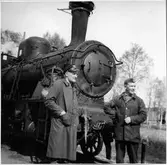 Lokförare B. Svensson och eldare B. Trybom vid sista resan på linjen mellan Hultsfred och Norsholm på smalspår.