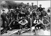 Banförman Kristiansson med banvakter och banarbetare vid Kolsebro Uknadalen, rälsbyte år 1933.