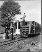 Påfyllning av ved i Falerum för gengasdrivning av Norsholm - Västervik - Hultsfreds Järnvägar, NVHJ Y0 13.