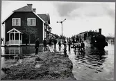 Översvämning vid Kvismaren station. Norra Östergötlands Järnvägar, NÖJ lok 10 