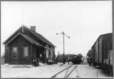 Skönnarbo station och ett godståg.