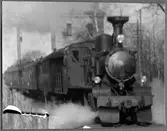 NVHJ lok 34 med persontåg vid utfarten från Jenny station.