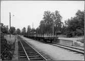 Totebo station med lastkaj och vagnar.