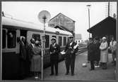 Statens Järnvägar, SJ YB05p 794. Stationsföreståndare Hjalmar Jonsson mottager blommor vid Skärkind station. Sista persontåget Norsholm - Åtvidaberg.