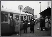 Statens Järnvägar, SJ YB05p 794. Stationsföreståndare Hjalmar Jonsson mottager blommor vid Skärkind station. Sista persontåget Norsholm - Åtvidaberg.