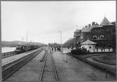 Persontåg vid Ulricehamn station. Ånglok, Borås – Ulricehamns Järnväg, BUJ lok 1, tillverkades 1917 av Nohab. 1940 förstatligades loket och blev märkt som Statens Järnvägar, SJ K7 1548. Det skrotades 1963