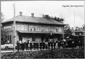 Personal vid Fågelsta station. Fågelsta-Vadstena-Ödeshögs Järnväg, FVÖJ lok 1 