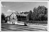 Trafikaktiebolaget Grängesberg – Oxelösunds Järnvägar rälsbuss med släp vid Oxelösund station.