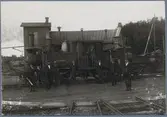 Personal vid lokstall i Åtevidaberg. Nässjö – Oskarshamns Järnväg, NOJ lok 7 