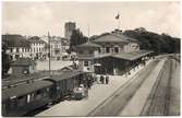 Växjö station med innestående smalspårståg.