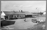 Sparreholms järnvägsstation. På parkeringen närmast i bild ses Statens Järnvägar, SJ Bil 13566 av märket Volvo Duett.