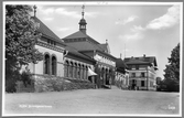 Järnvägsstationen i Flen sett från gatusidan med Järnvägshotellet längst bort i bild.