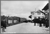 Järnvägsstationen i Hallsberg med ett tidsenligt järnvägståg  där personvagnarna hade olika typer av sidodörrar.