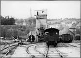 Jönköpings godsbangård och lokstation 1930. Den höga byggnaden är torvpulvertornet som försörjde ångloken med torvpulver att elda med.