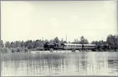 Persontåg vid Eknässjön draget av, Statens Järnvägar, SJ L5 1575.