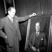 Stadsdirektör Gösta Johansson får tavla.
December 1956.