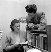 Ungrare firar jul på Loka brunn.
Bildsidan.
December 1956.