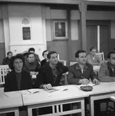 Ungrare firar jul på Loka brunn.
Bildsidan.
December 1956.