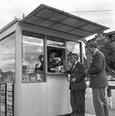 Pressbyråns nya kiosk.
21 juni 1957.
