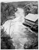 Kraftstationen vid Abisko , som byggdes för att driva bergborren mm. vid tunnelns byggande. Vattnet i jokken var som synes mycket rikligt , men sinade fullständigt ut efter sommaren så att ån var fullständigt torr under större delen av året .Vattnet kom från den smältande snön på berget , kraftstationen var därför oandvändbar och togs snart bort.