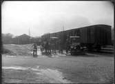 Almedal under strejken 1922
Lossning ur några av de på provisoriskt spår uppställda godsvagnar,
vilka tjänstgöra som ankomstgodsmagasin.