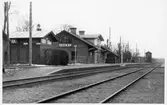 Stationen öppnad 1874. Samma år byggdes ett litet stationshus i sten. Mekanisk växelförregling. Det byggdes dubbelspår söderut till Nässjö 1921 och norrut till Frinnaryd 1926. Järnvägen elektrifierades 1933. Godstrafiken upphörde 1990.