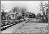 Grindstuga vid Arboga järnvägsstation omkring 1905. Tåg från Frövi. Ångloket är troligen  ÖKJ lok 15 tillverkat av Nohab 1895. Det skrotades 1938.