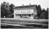 Arbrå station öppnad 1879, med tvåvånings stationshus i trä. Mekanisk växelförregling. Norra Stambanan elektrifierades 1936.